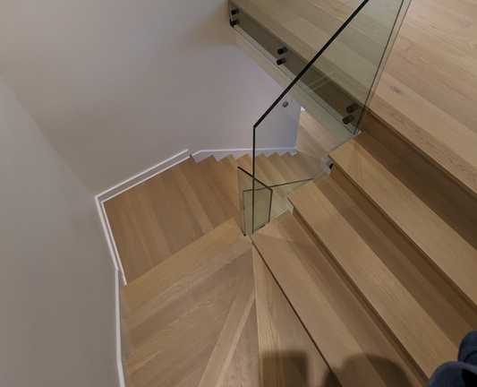 escalier traditionnel en chêne blanc et verre de atelier slc